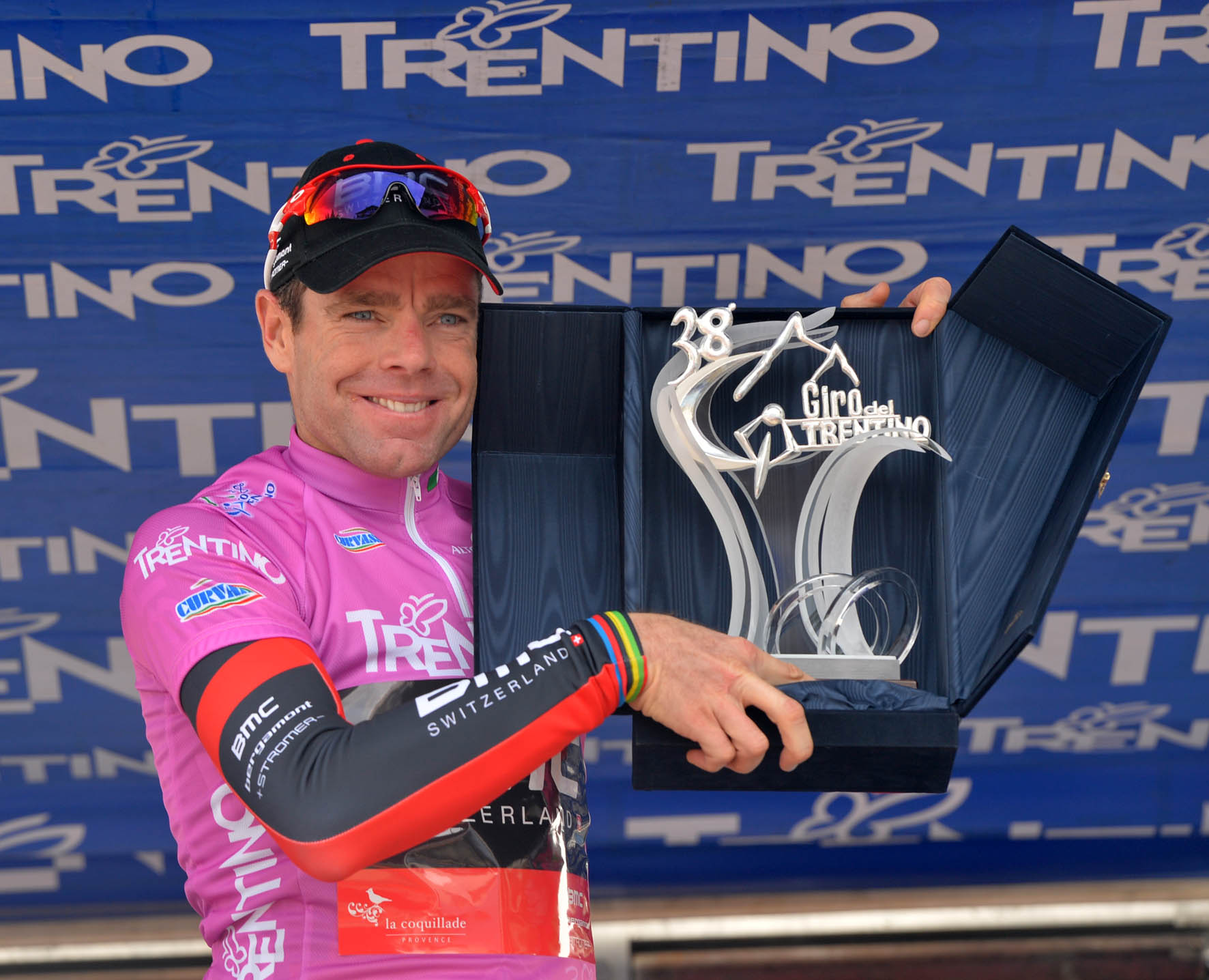 Cadel Evans con il trofeo del Giro del Trentino (foto: Daniele Mosna)