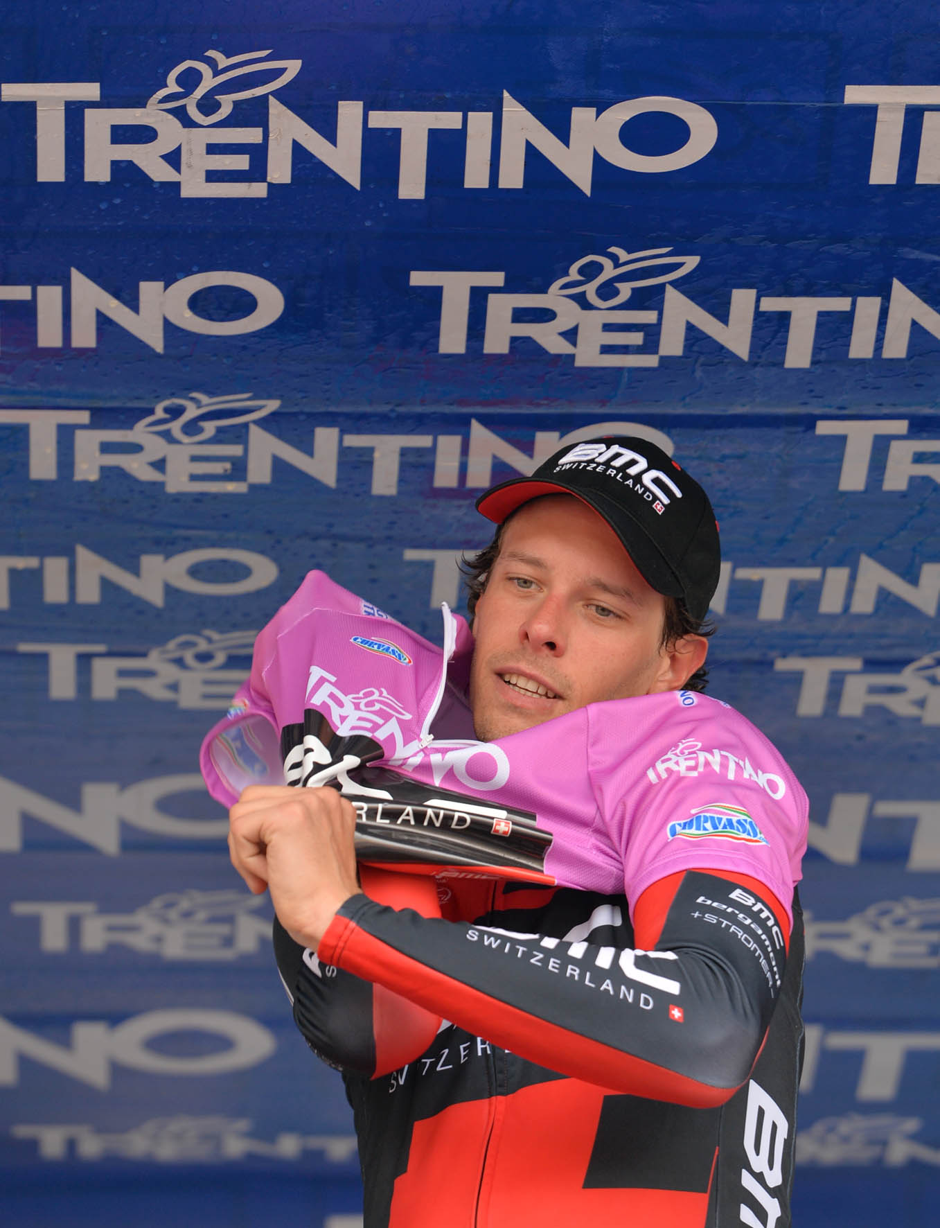 Daniel Oss festeggia sul podio con la maglia di leader della Classifica Generale