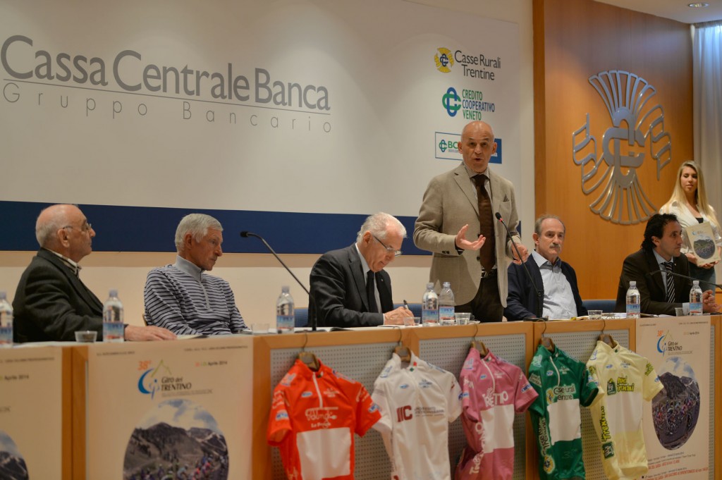 Il tavolo dei relatori. Da sinistra il Segretario G.S. Alto Garda Nerino Ioppi, la leggenda del ciclismo Francesco Moser, il Presidente del G.S. Alto Garda Giacomo Santini, l'Assessore alla Cultura, Cooperazione, Sport e Protezione Civile della Provincia Autonoma di Trento Tiziano Mellarini, il presidente Comitato FCI di Trento Dario Broccardo e il Responsabile delle Relazioni Esterne Casse Rurali Trentine Andrea Gentilini.