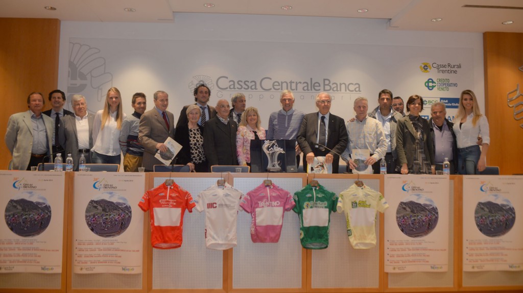 Foto di gruppo con in primo piano il trofeo e le maglie ufficiali del 38° Giro del Trentino