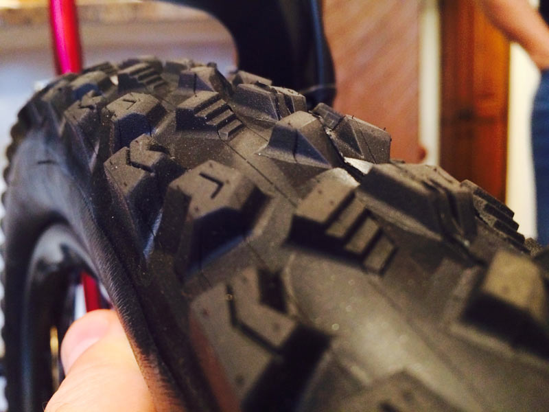 click to enlarge Maxxis_DH_tyre_foto2