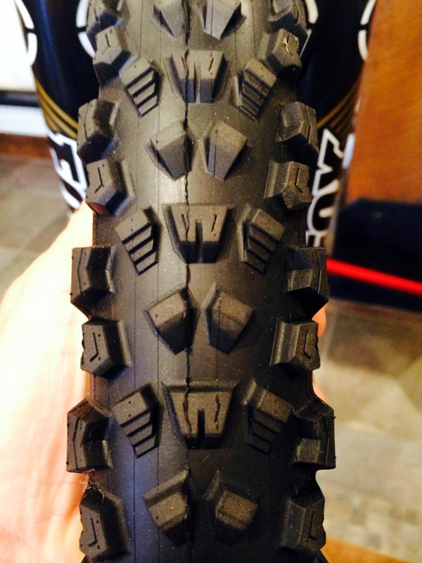 click to enlarge Maxxis_DH_tyre_foto3