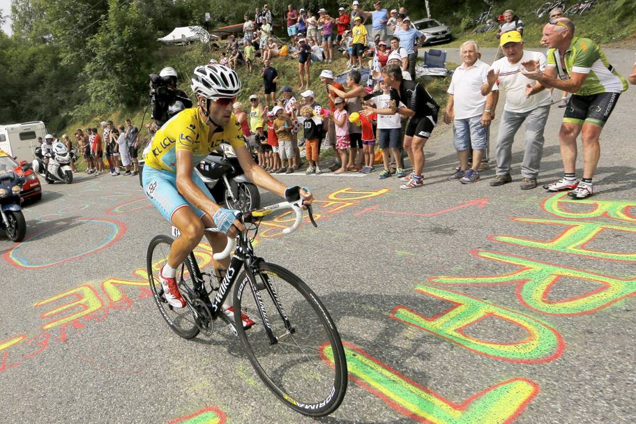 click to enlarge Vincenzo Nibali imperatore sull'Hautacam, teatro della 18esima tappa