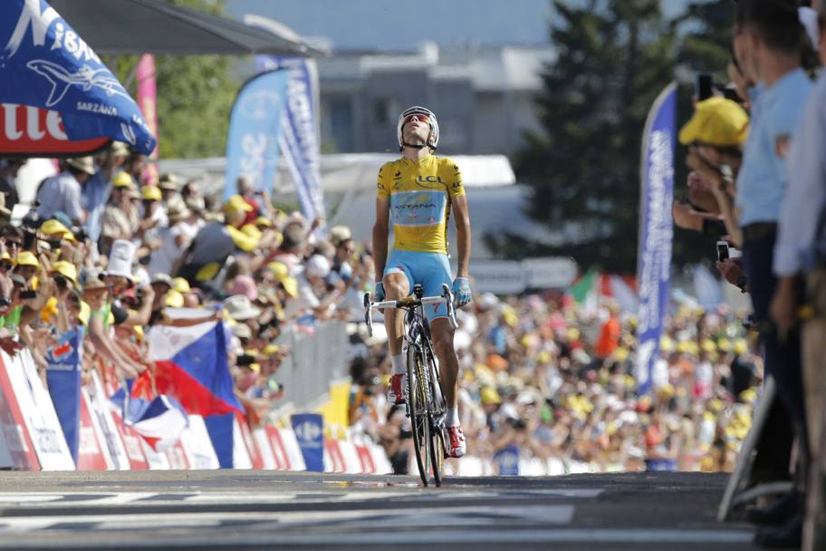 click to enlarge Terza vittoria di Nibali, sul traguardo di Chamrousse, il 18 luglio, anniversario dei 100 anni della nascita di Gino Bartali e della scomparsa di Fabio Casartelli