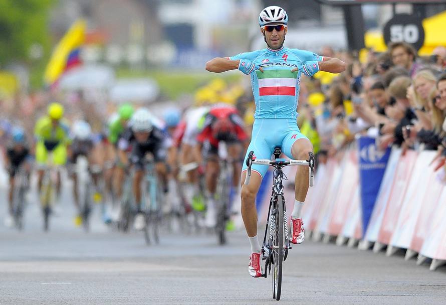 click to enlarge Seconda tappa, Vincenzo Nibali precede tutti sul traguardo di Sheffield, conquistando la Maglia Gialla