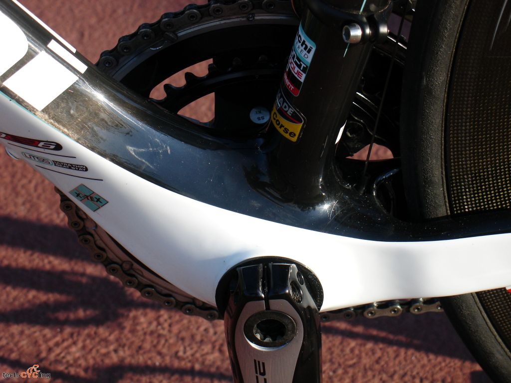 click to enlarge Bianchi_Oltre_XR2_bottom_bracket_3