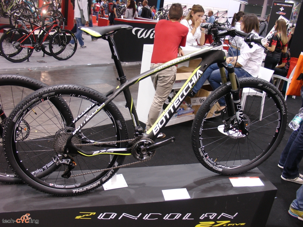click to enlarge La regina dello stand era la Bottecchia Zoncolan 27.five con gruppo Shimano XTR Di2
