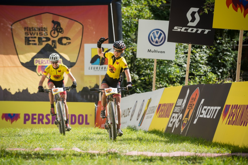 click to enlarge Annika Langvad e Ariane Kleinhans (Team Specialized), vincitrici della prima tappa