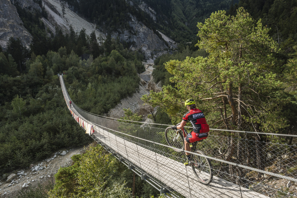 Un funambolico passaggio di Ralph Naef (BMC Racing Team) sul ponte “Illgraben-Bhutan”