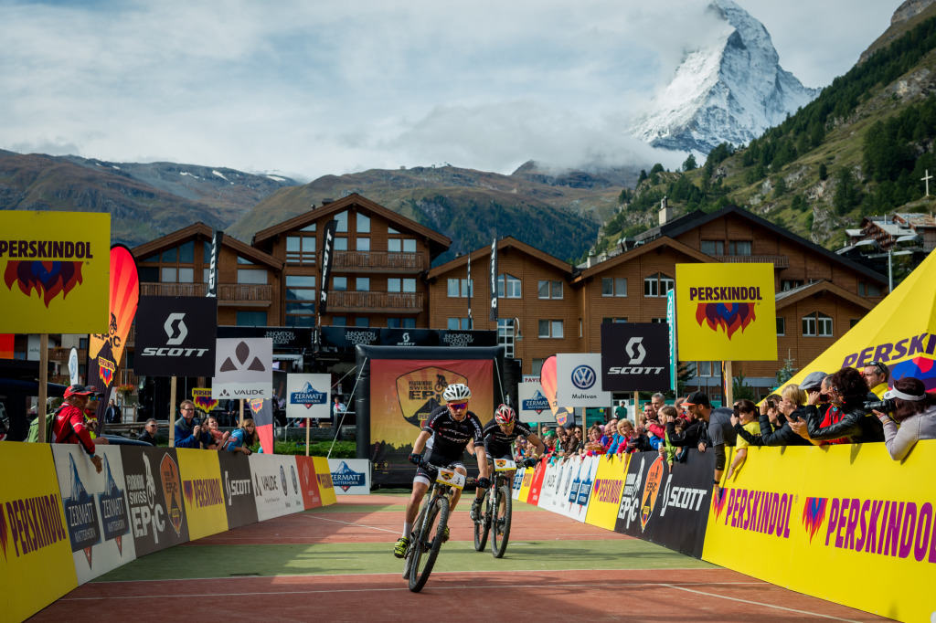 click to enlarge Lukas Buchli e Mathias Flückiger sul traguardo finale di Zermatt