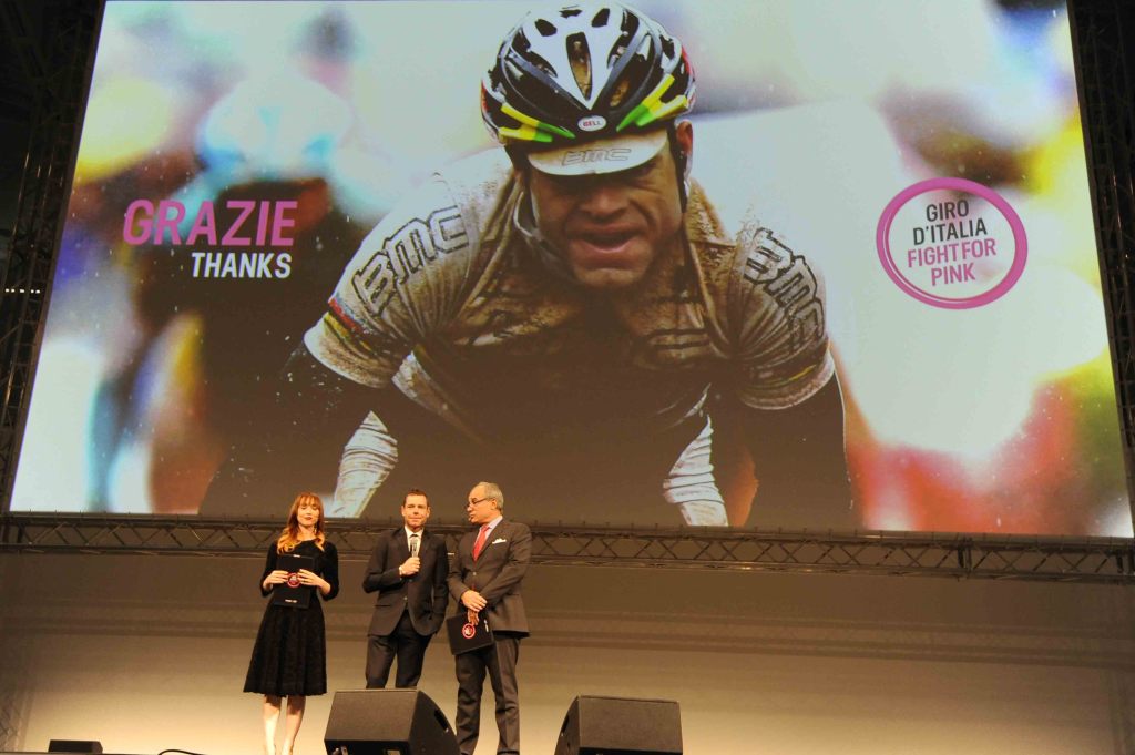 Cadel Evans riceve l'omaggio alla carriera