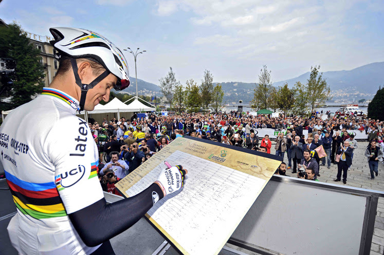 click to enlarge Michal Kwiatkowski al foglio firma di questo "Lombardia"