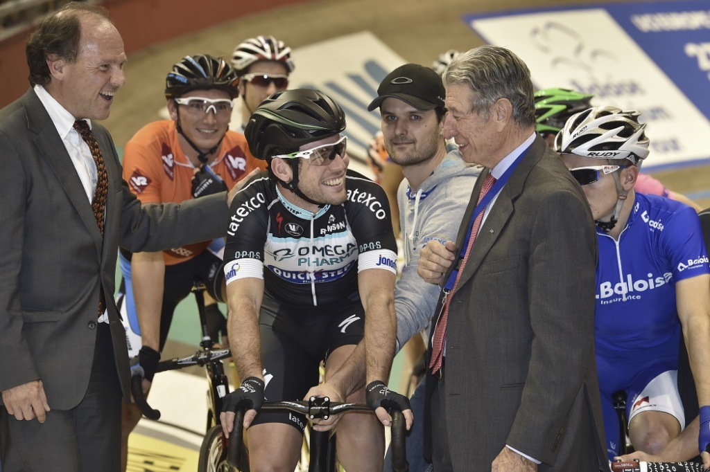 click to enlarge Felice Gimondi saluta Mark Cavendish sulla pista del ‘t Kuipke a Gand