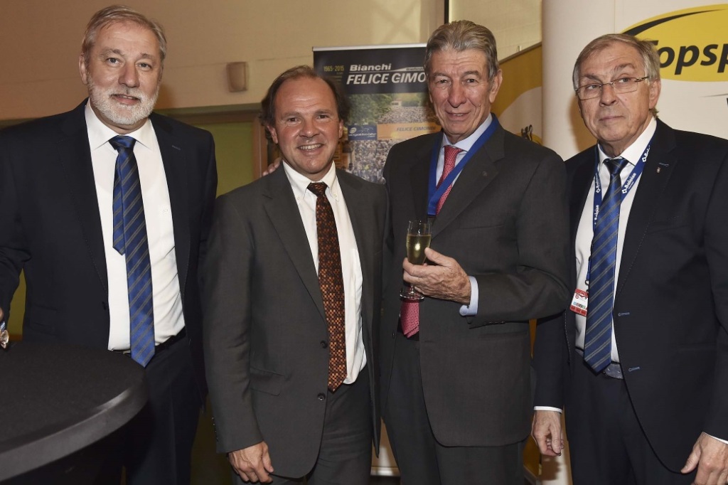 click to enlarge Rob Discart, Direttore dell’Organizzazione della 6 Giorni di Gand, il Ministro dello Sport Fiammingo Philippe Muyters, Felice Gimondi e Patrick Sercu