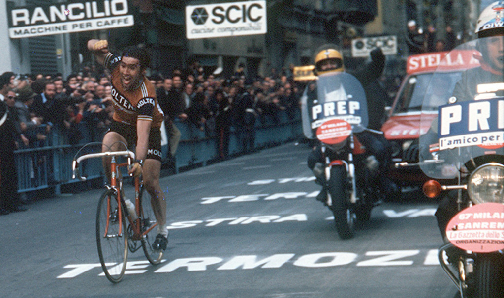 Eddy Merckx esulta per la sua settima vittoria alla Sanremo, anno 1976