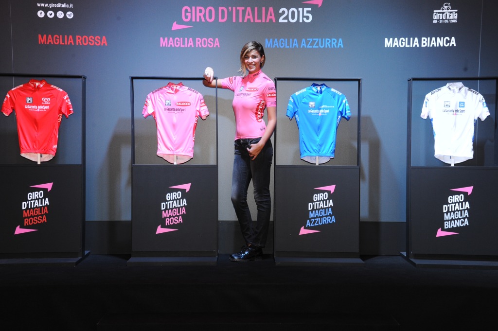 click to enlarge Le quattro maglie del Giro d'Italia 2015, con la madrina Cristina Chiabotto