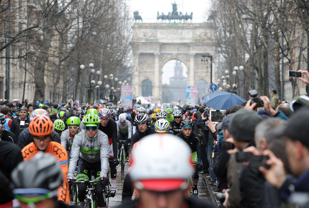 click to enlarge La fase di trasferimento della 106° Milano-Sanremo, dal Parco Sempione verso Via Chiesa Rossa