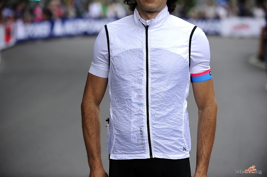 B'Twin_gilet_antivento_700_foto4