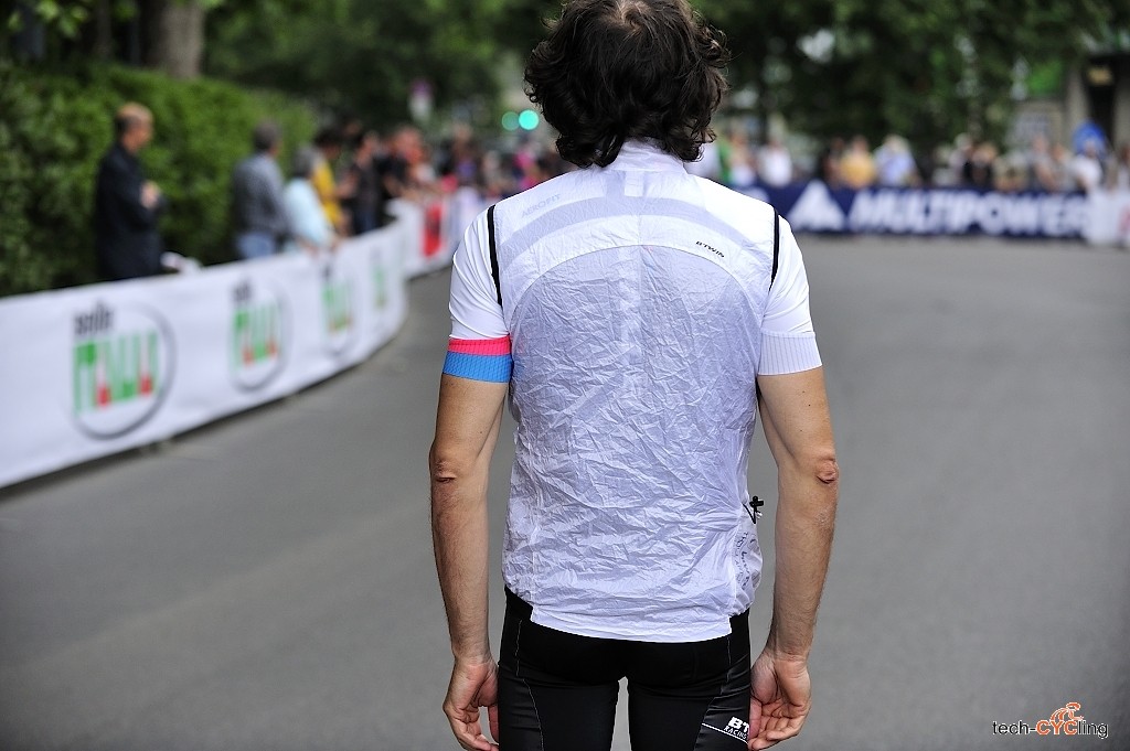 B'Twin_gilet_antivento_700_foto5