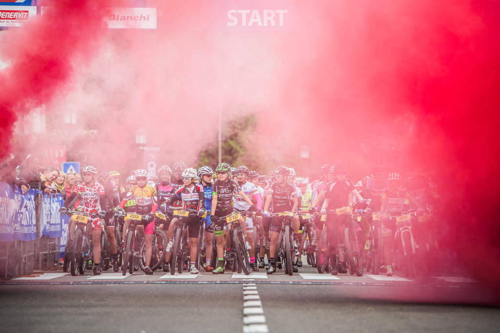 click to enlarge SellaRonda_Hero_2015_UCI_WCS_women_master_start_foto1