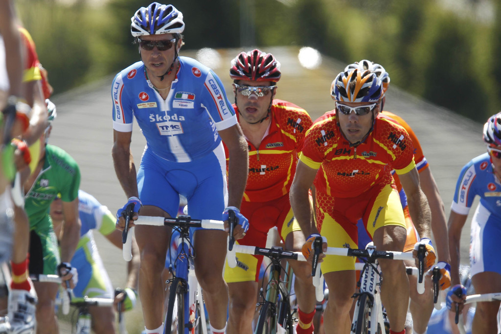 click to enlarge Andrea Tonti in maglia azzurra ai Mondiali 2010. Accanto a lui, Oscar Freire