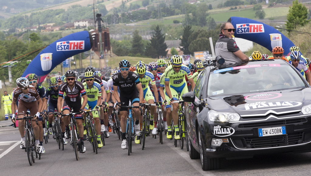 click to enlarge Giro d'Italia 2015, partenza della nona tappa. Stefano Allocchio dirige dall'ammiraglia di corsa