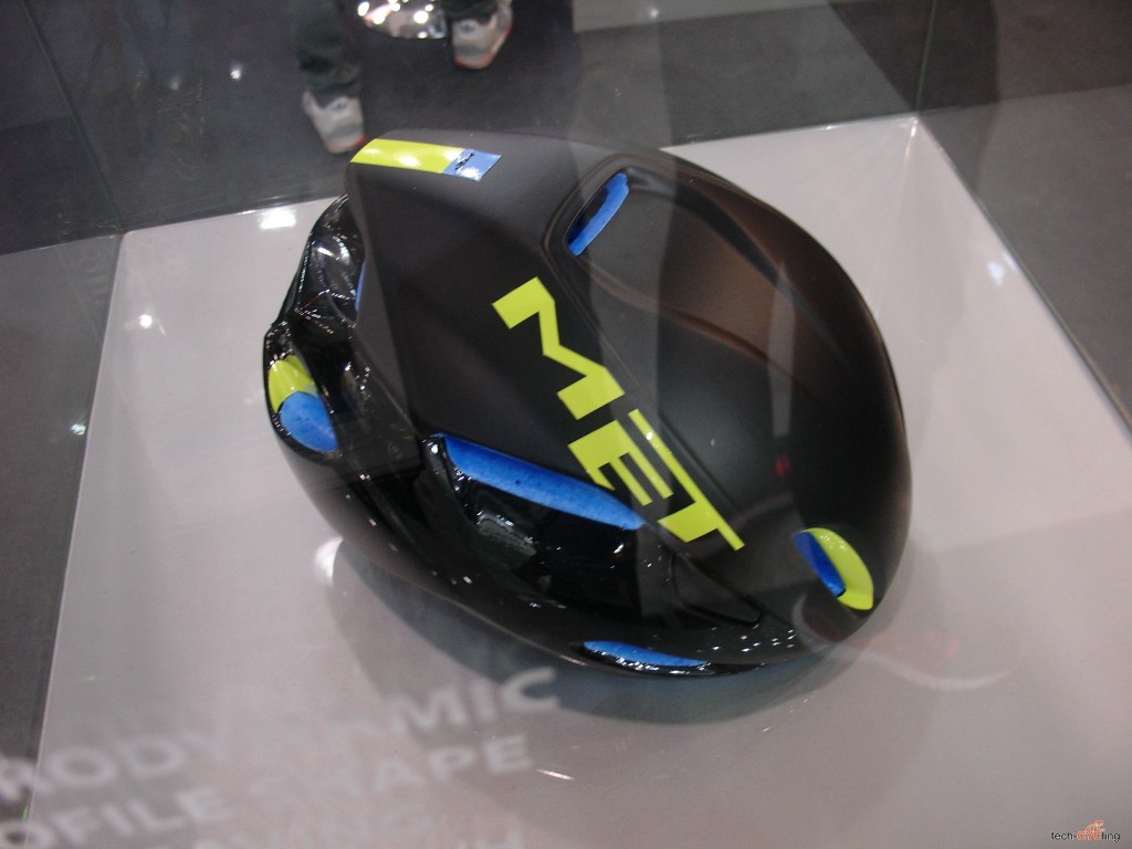 click to enlarge CosmoBikeShow_2015_caschi_Met_foto2
