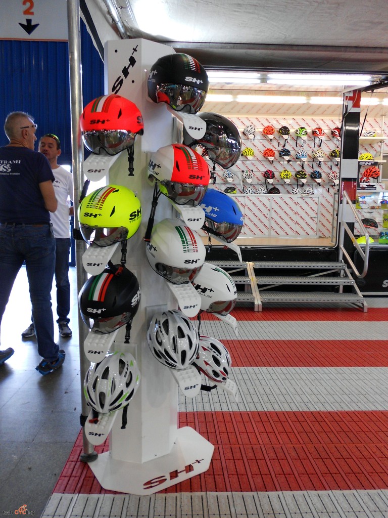 click to enlarge CosmoBikeShow_2015_caschi_SH+_foto1