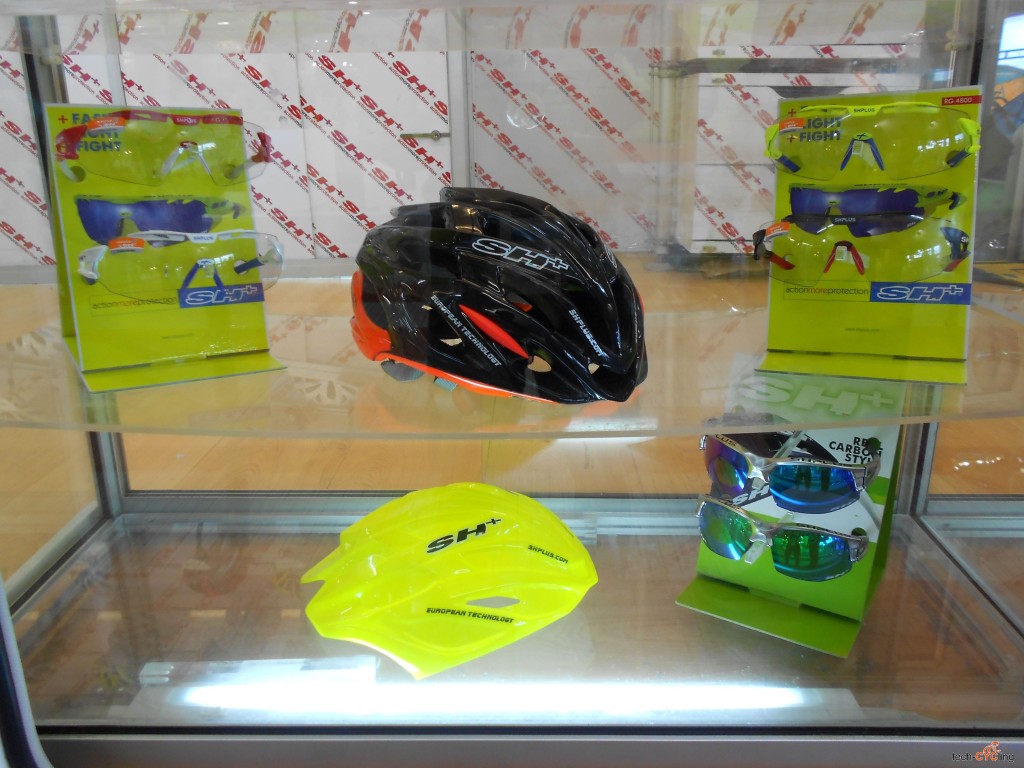 click to enlarge CosmoBikeShow_2015_caschi_SH+_foto7