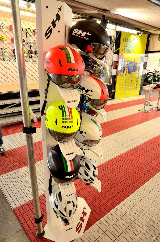 click to enlarge CosmoBikeShow_2015_caschi_SH+_foto8