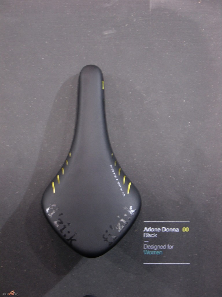 CosmoBikeShow_2015_selle_Fizik_foto7