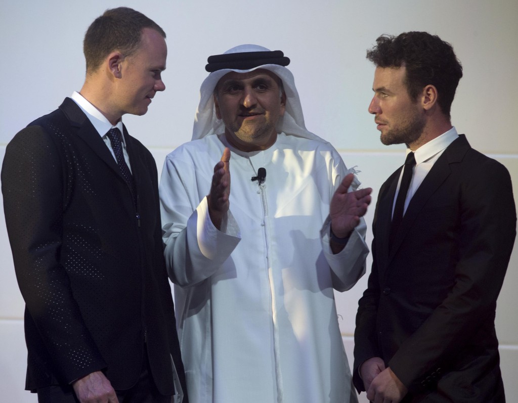 click to enlarge Cris Froome, Mr Aref Hamad Al Awani e Mark Cavendish