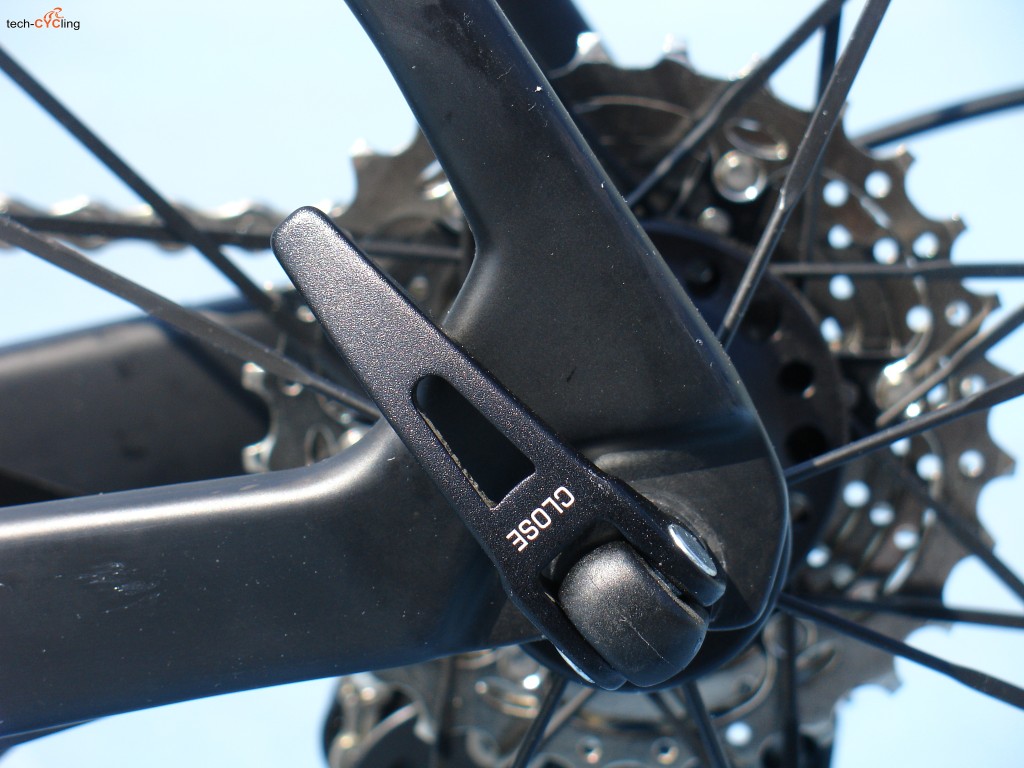 b'Twin_Ultra_900_rear_dropout_left