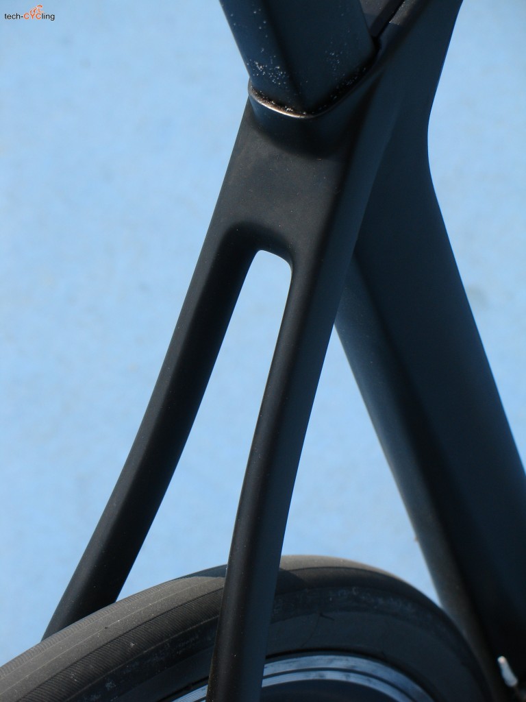 b'Twin_Ultra_900_rear_stays_foto4