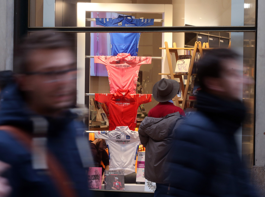 click to enlarge Le maglie del Giro d'Italia 2016 in esposizione a Milano