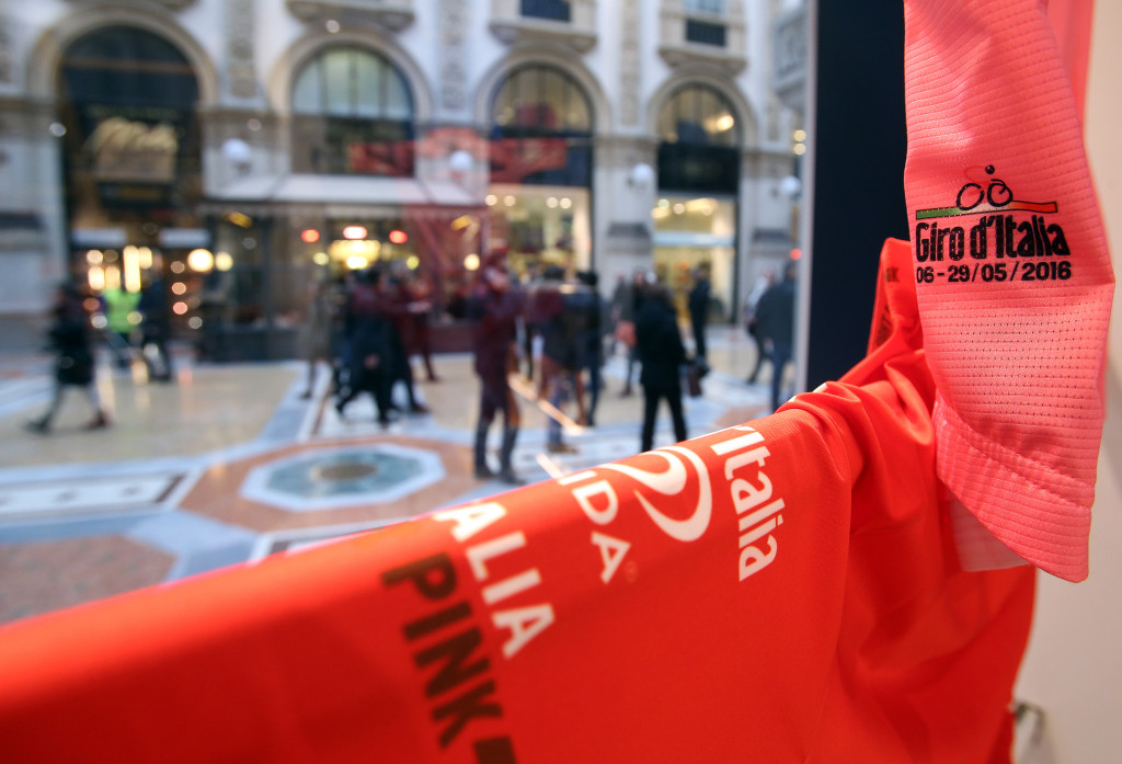 click to enlarge Le maglie del Giro d'Italia 2016 in esposizione a Milano