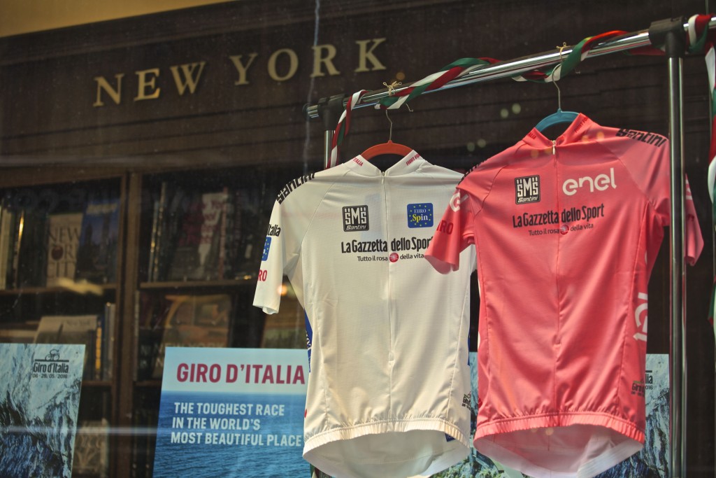 click to enlarge Le maglie del Giro d'Italia 2016 esposte presso il Rizzoli Bookstore di New York