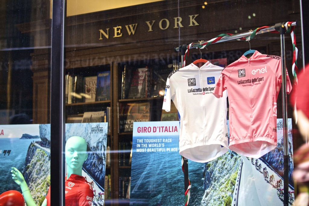 click to enlarge Le maglie del Giro d'Italia 2016 esposte presso il Rizzoli Bookstore di New York