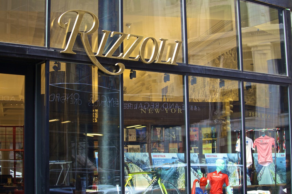 Le maglie del Giro d'Italia 2016 esposte presso il Rizzoli Bookstore di New York