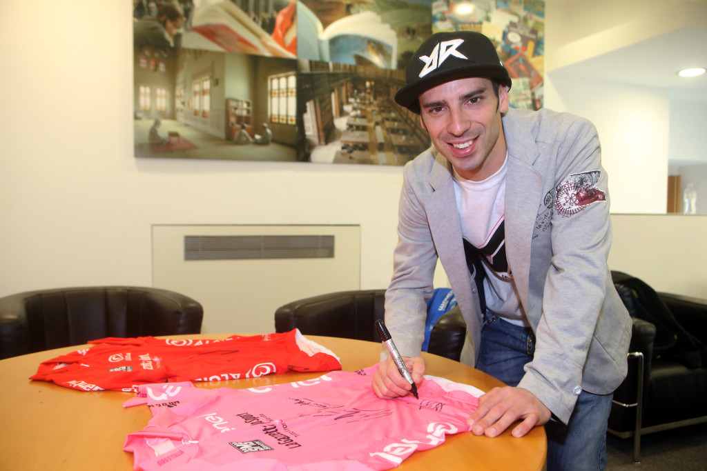 click to enlarge Marco Melandri mentre pone la propria firma sulla Maglia Rosa
