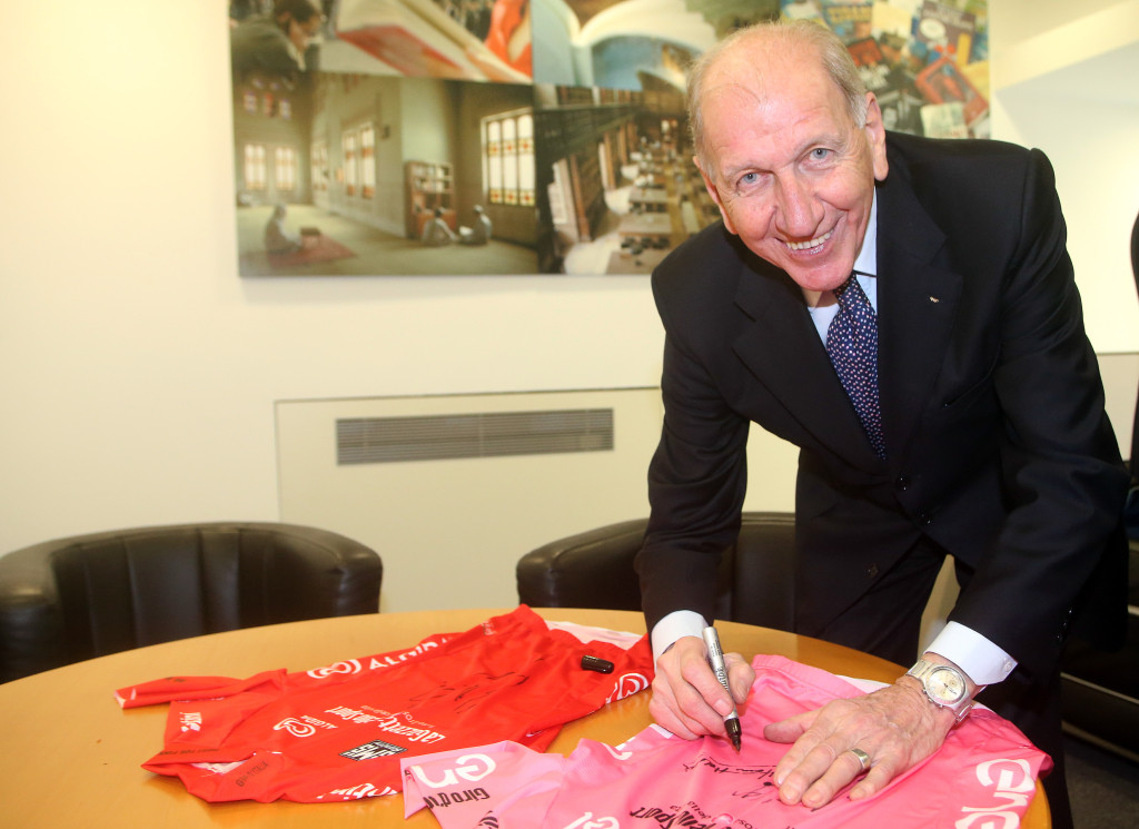click to enlarge Vittorio Adorni alla firma