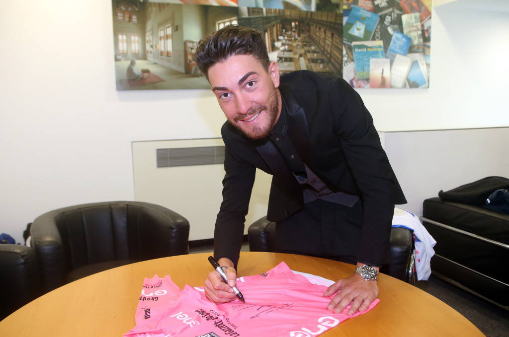 click to enlarge Giacomo Nizzolo firma la Maglia Rosa 2016