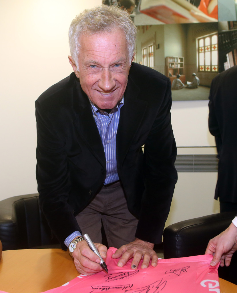 click to enlarge Gianni Motta firma la Maglia Rosa