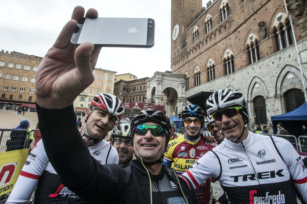 click to enlarge Paolo Bettini si concede un "selfie"