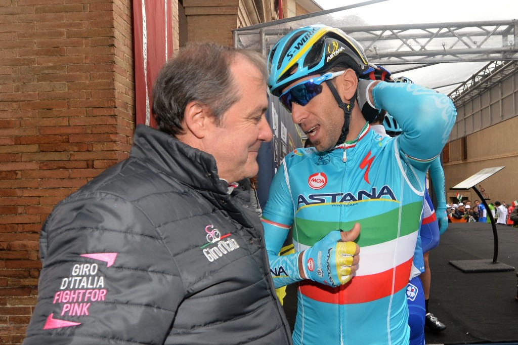 Mauro Vegni, direttore di gara, con Vincenzo Nibali (Astana Pro Team)