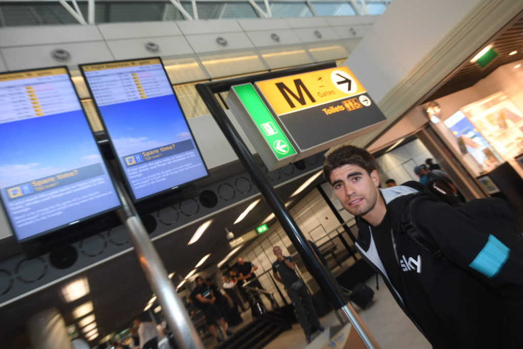 click to enlarge Mikel Landa (Team Sky) in attesa di imbarcarsi ad Amsterdam