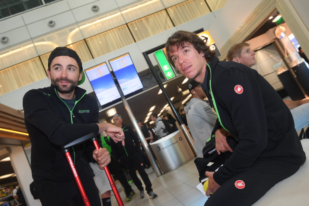 Moreno Moser e Rigoberto Uran, compagni nel Team Cannondale, attendono l'imbarco