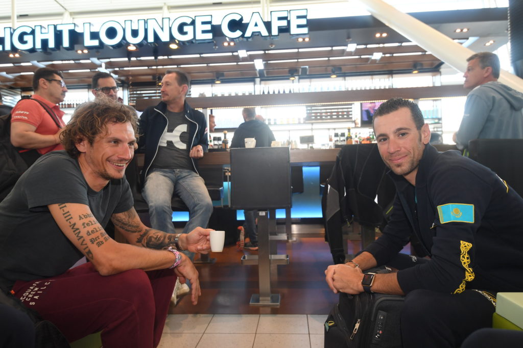 click to enlarge Filippo Pozzato (Wilier-Southeast) e Vincenzo Nibali( Astana) in attesa dell'imbarco da Amsterdam