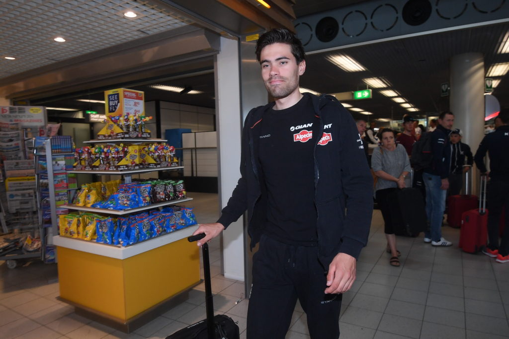 click to enlarge Tom Dumoulin (Team Giant-Alpecin) ad Amsterdam mentre si reca al gate di imbarco