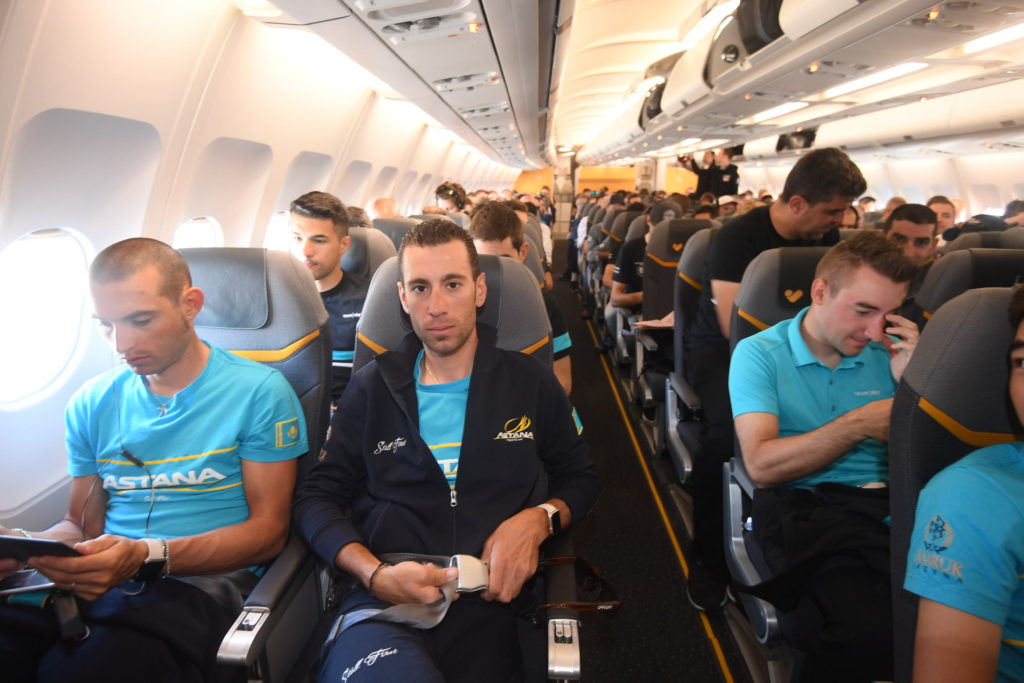 click to enlarge Vincenzo NIbali con i suoi compagni dell'Astana Pro Team